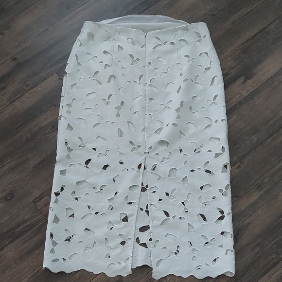 Elegant White Lace Midi Skirt - Picture 5 of 11